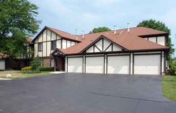 Deerpath Manor in Palatine, IL - Foto de edificio - Building Photo