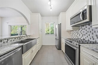 18117 Paradise Point Dr in Tampa, FL - Building Photo - Building Photo