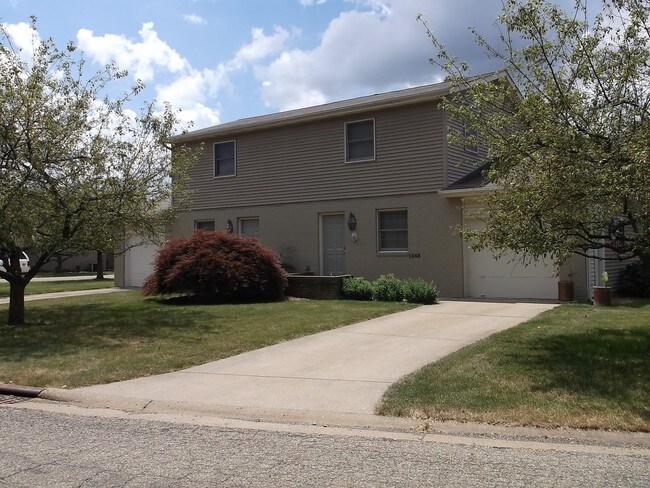 1331 Stardust Ave NW in Canton, OH - Foto de edificio - Building Photo