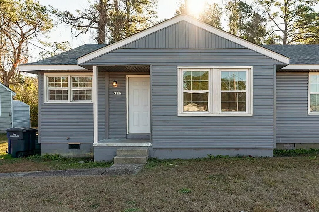 2250-2252-2252 Onslow Dr in Jacksonville, NC - Building Photo