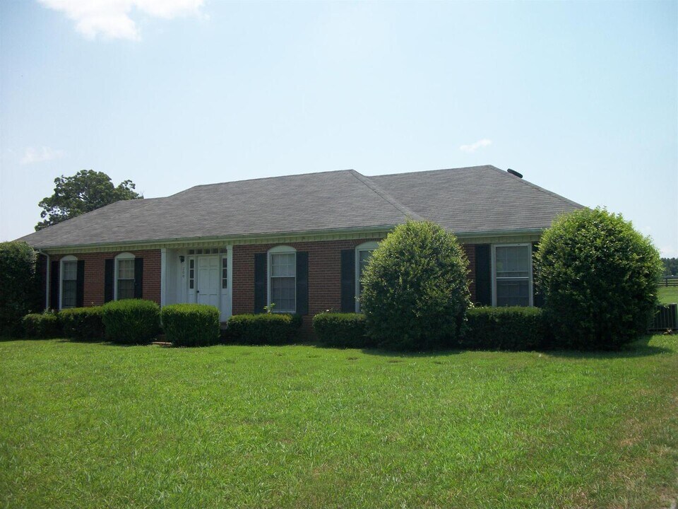 198 Cherokee Dock Rd in Lebanon, TN - Building Photo