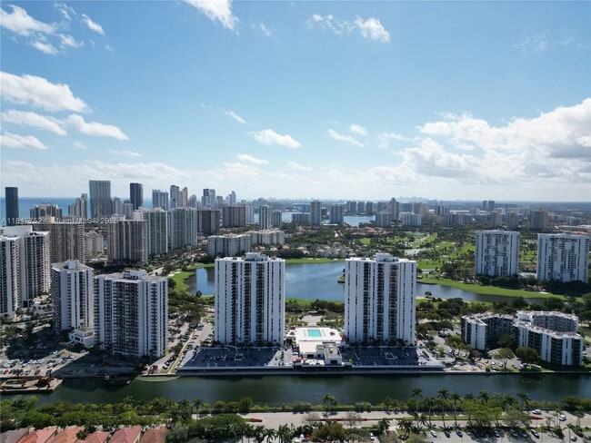 3625 N Country Club Dr in Aventura, FL - Building Photo - Building Photo