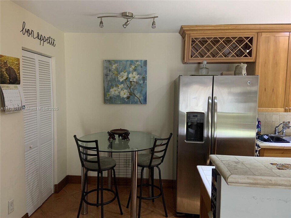 10786 N Kendall Dr, Unit D9 in Miami, FL - Building Photo