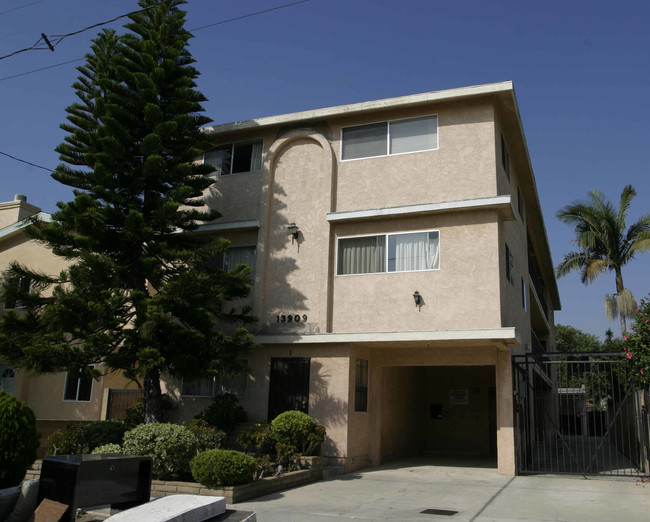 13909 Hawthorne Way in Hawthorne, CA - Foto de edificio - Building Photo