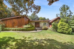 7 Alpine Dr in Armonk, NY - Building Photo