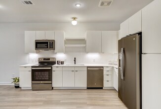 100 Mockingbird Ln W in Austin, TX - Building Photo - Building Photo