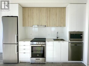 30 Upper Mall Wy in Vaughan, ON - Building Photo - Building Photo