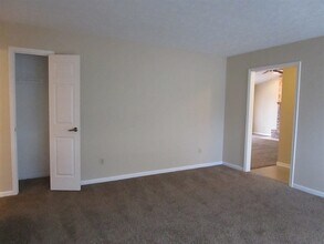 656 N Shore Blvd in Franklin, IN - Building Photo - Building Photo