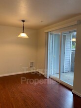 7041 S 116th Pl in Seattle, WA - Foto de edificio - Building Photo