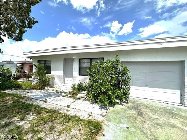 2117 Mitchell Ct in Ft. Myers, FL - Foto de edificio - Building Photo