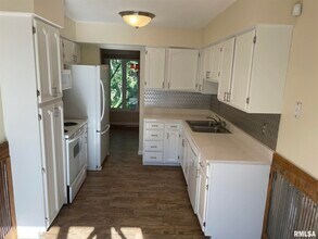 3052 Parkwild Dr in Bettendorf, IA - Building Photo - Building Photo