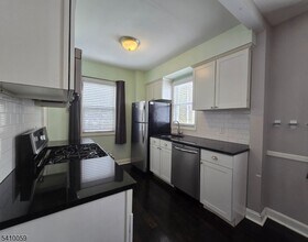 48 Freeman Pl in Nutley, NJ - Building Photo - Building Photo