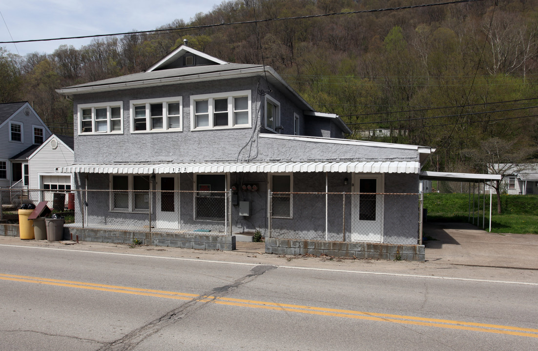 127 Kellys Creek Rd in Cedar Grove, WV - Foto de edificio