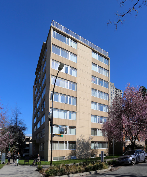 1050 Bidwell St in Vancouver, BC - Building Photo