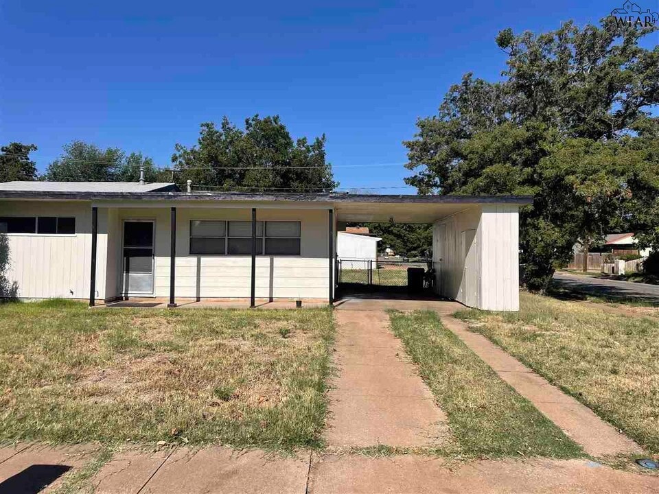 4300 Barnett Dr in Wichita Falls, TX - Building Photo