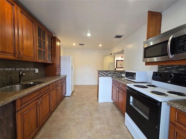 2957 SW 36th Ct, Unit 6 in Miami, FL - Building Photo - Building Photo