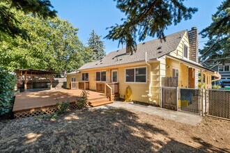 4921 SE 76th Ave in Portland, OR - Foto de edificio - Building Photo