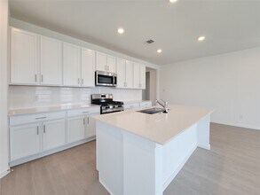 320 Emma St in Angleton, TX - Foto de edificio - Building Photo