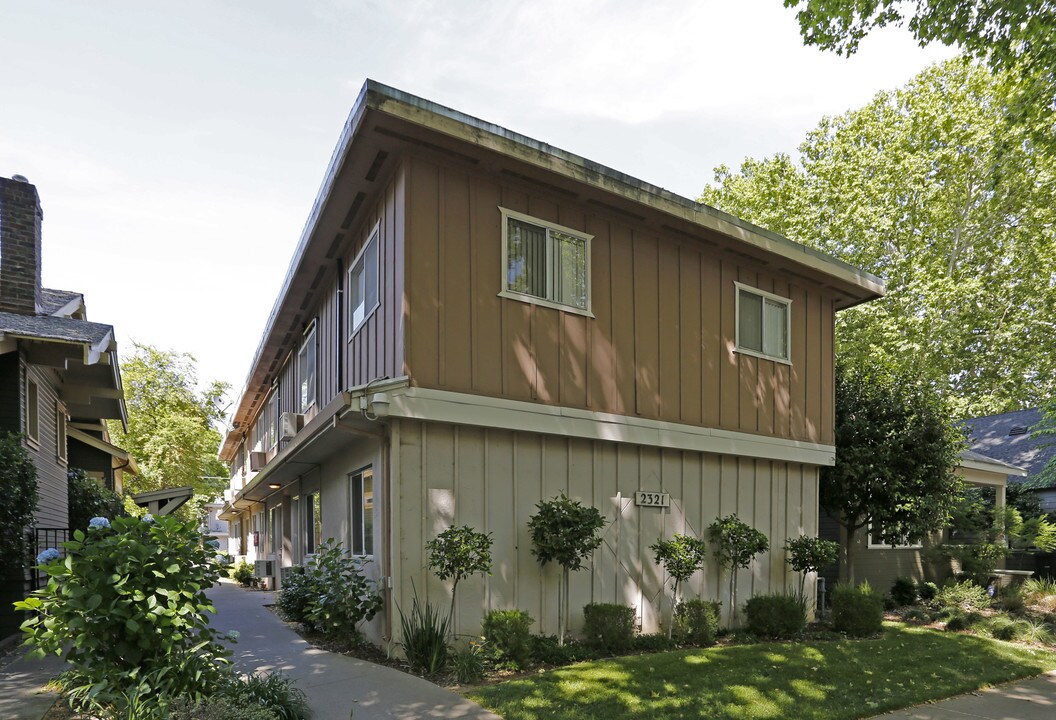 2321 D St in Sacramento, CA - Foto de edificio