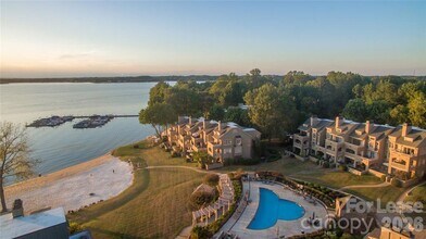 646 Portside Dr in Davidson, NC - Foto de edificio - Building Photo