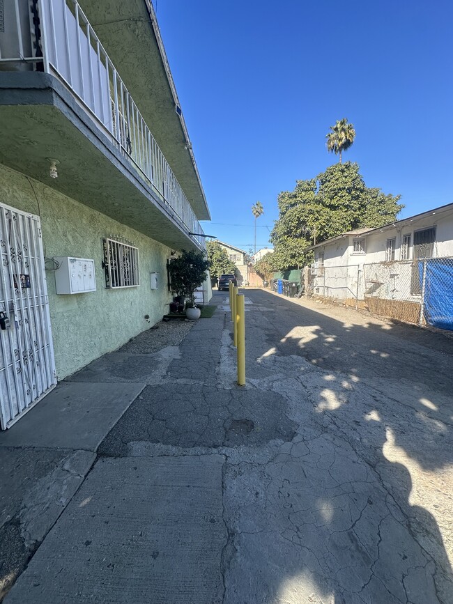 1857 W 24th St, Unit 1 in Los Angeles, CA - Building Photo - Building Photo