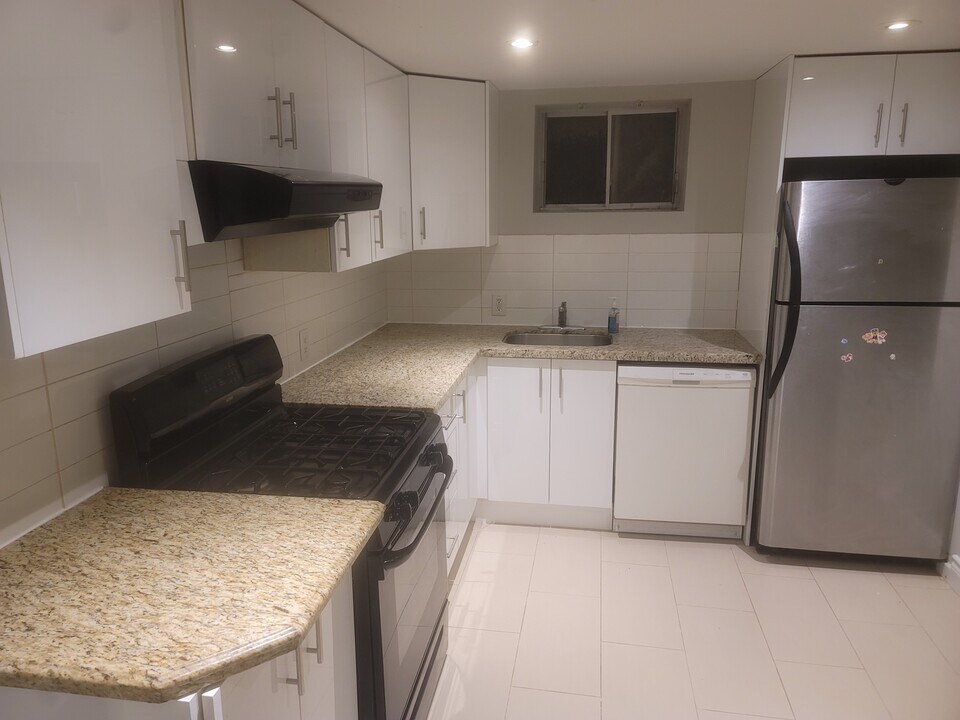 36 Sanatorium Rd in Hamilton, ON - Building Photo