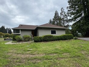14331 Occidental Rd in Sebastopol, CA - Foto de edificio - Building Photo