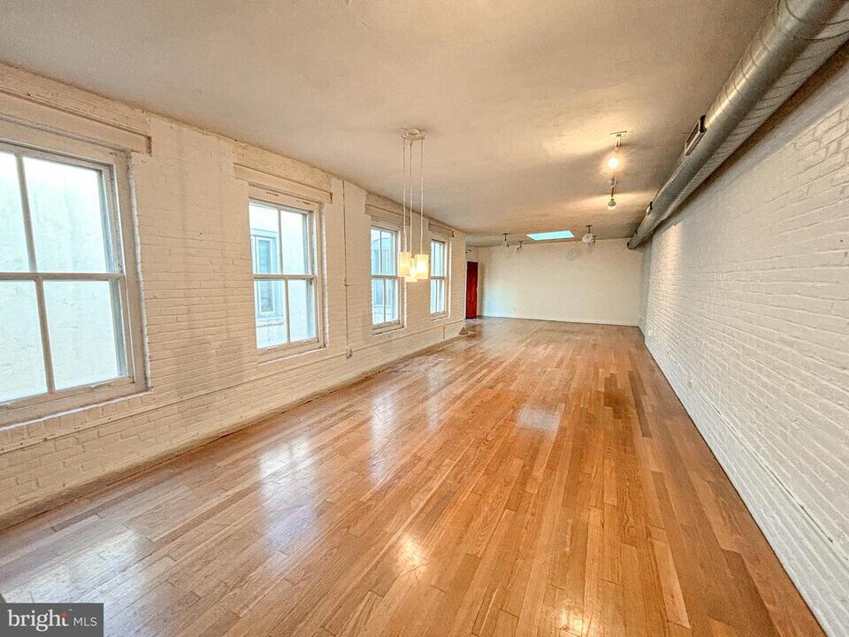 212-20 Race St-Unit -4C in Philadelphia, PA - Building Photo