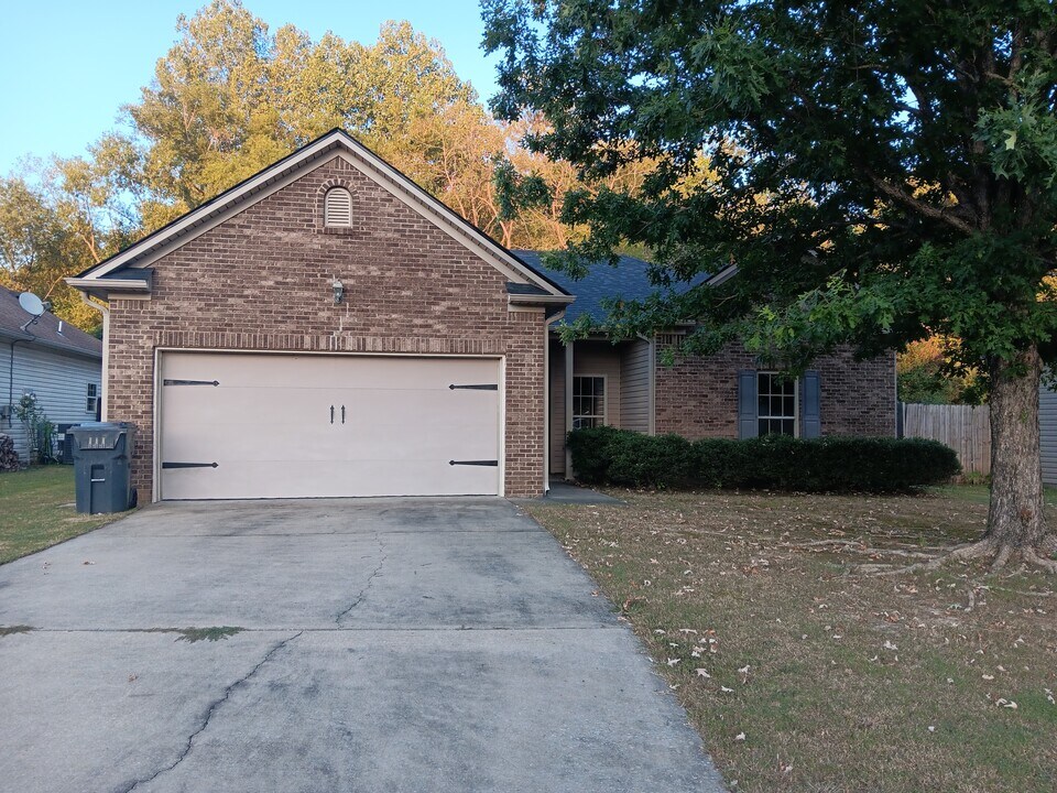 1007 Meriweather Dr in Calera, AL - Building Photo