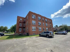 726 E Main St, Unit I in Riverhead, NY - Building Photo - Building Photo