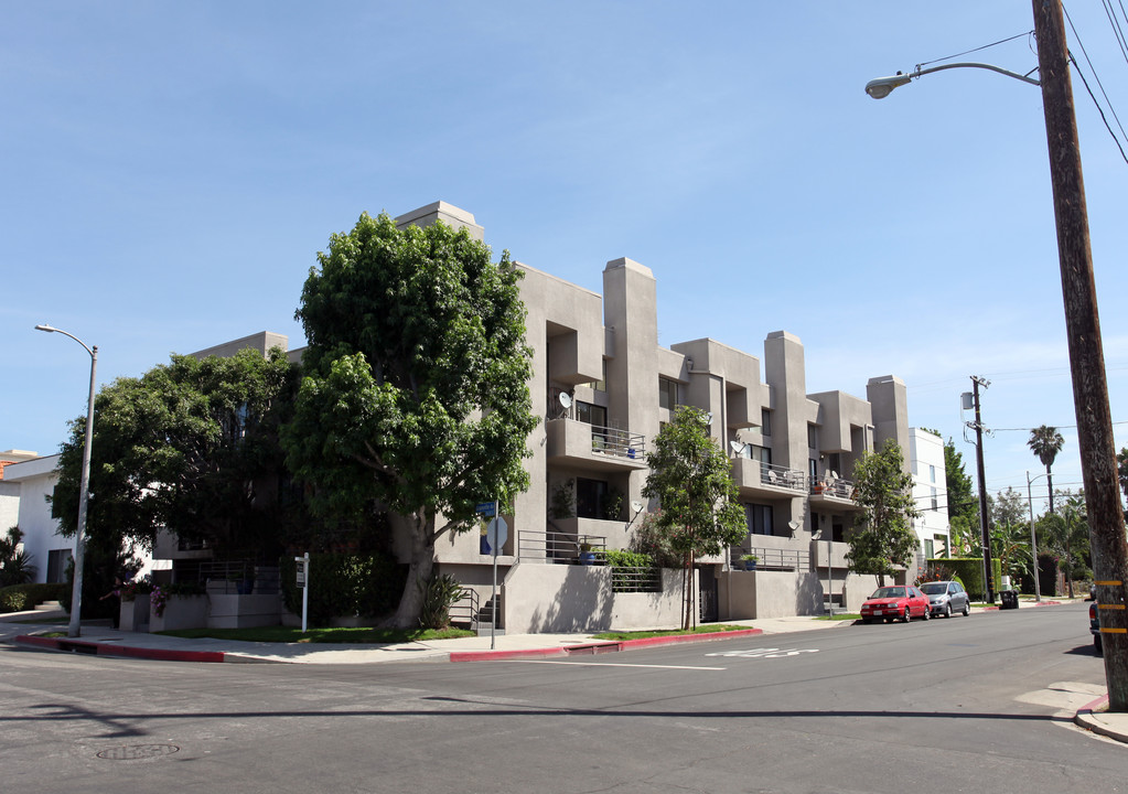 11767 Iowa Ave in Los Angeles, CA - Foto de edificio