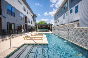 1208 N Academy Ave in New Braunfels, TX - Building Photo