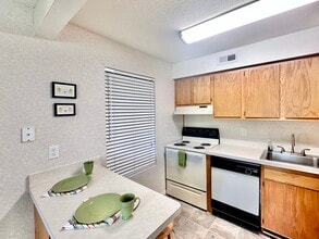 South Lake Apartments in Virginia Beach, VA - Foto de edificio - Building Photo