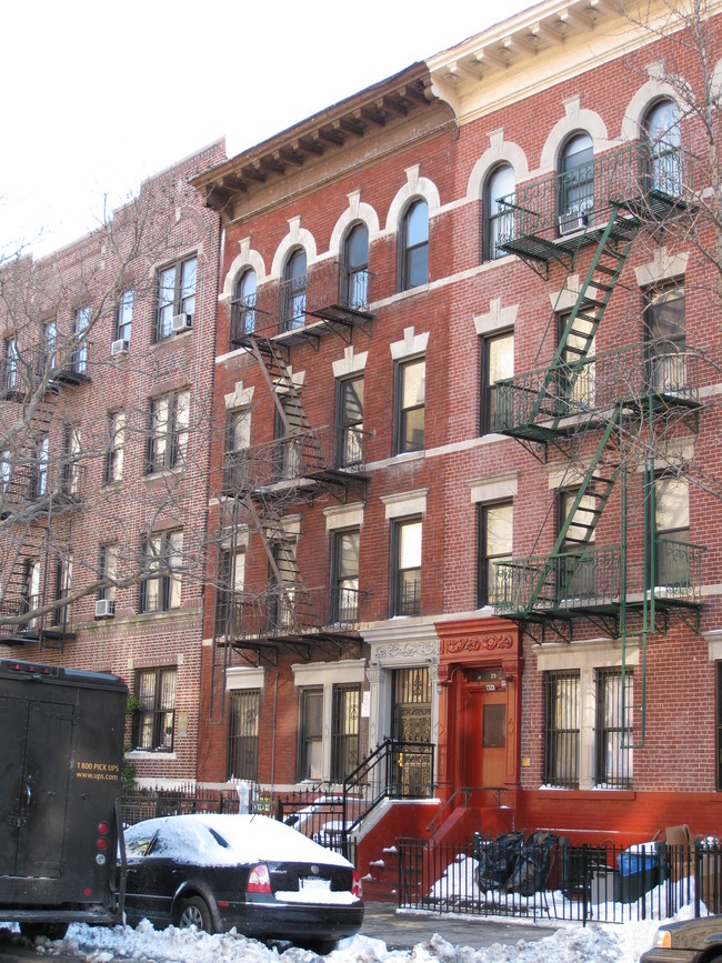 382 Montgomery St in Brooklyn, NY - Foto de edificio - Building Photo