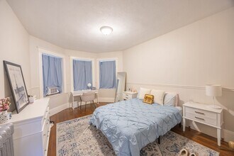 1855 Beacon St, Unit 1 in Brookline, MA - Foto de edificio - Building Photo