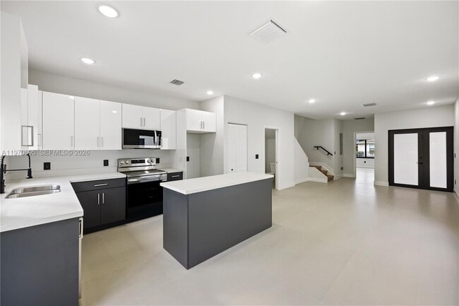 120 NW 5th Ave in Hallandale Beach, FL - Building Photo - Building Photo