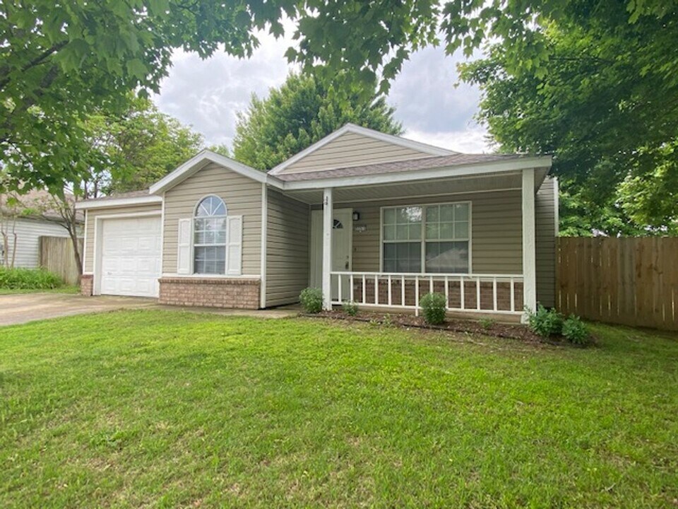 3251 W Woodfield Way in Fayetteville, AR - Building Photo