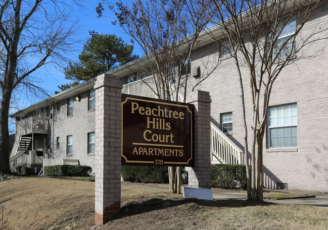 Peachtree Hills Court Apartments in Atlanta, GA - Foto de edificio - Building Photo