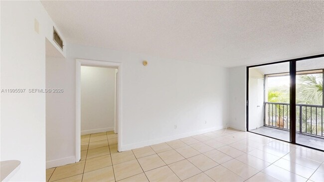 14201 N Kendall Dr in Miami, FL - Building Photo - Building Photo
