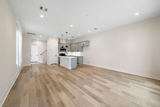 2626 W Tidwell Rd in Houston, TX - Building Photo - Building Photo