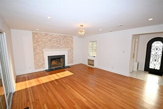 115 Old Mill Rd in Great Neck, NY - Building Photo - Building Photo