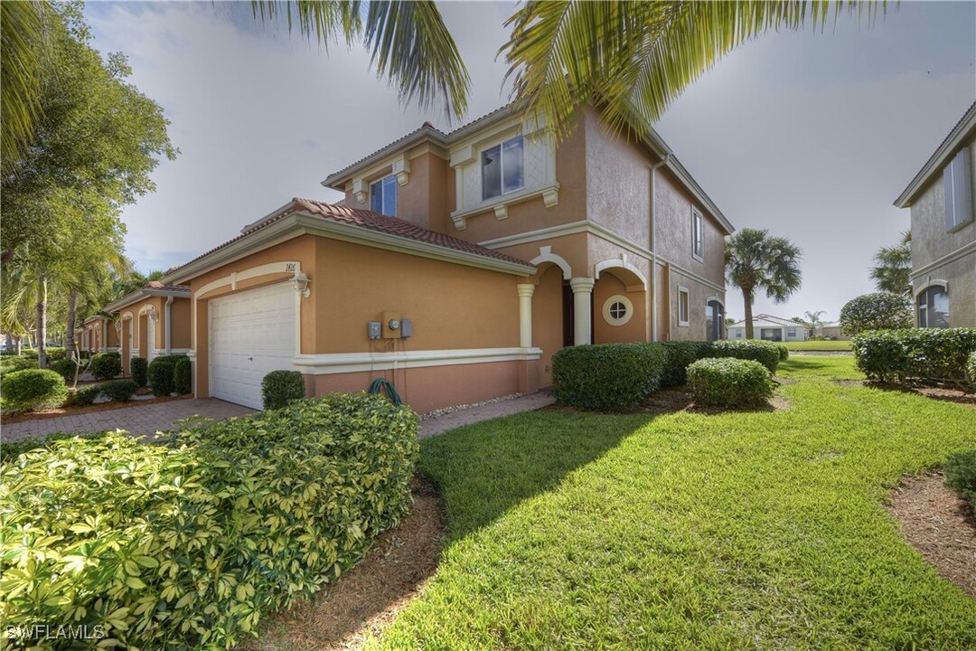 2426 Laurentina Ln in Cape Coral, FL - Foto de edificio