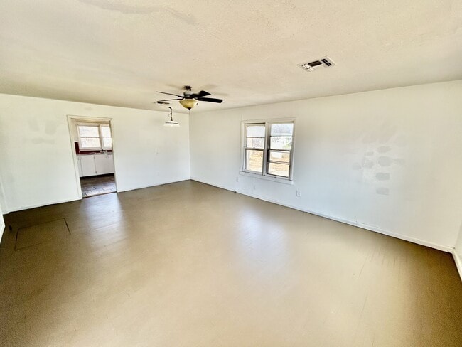 300 E Main St in Asher, OK - Building Photo - Building Photo