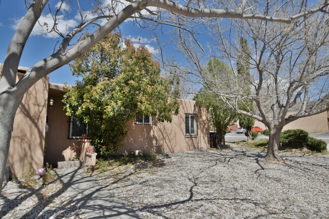 425 Columbia Dr in Albuquerque, NM - Building Photo - Building Photo