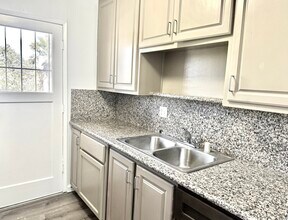 4549 Greenholme Dr, Unit 4 in Sacramento, CA - Building Photo - Building Photo