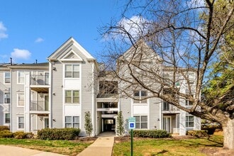 10001 Vanderbilt Cir, Unit 4-4 in Rockville, MD - Building Photo - Building Photo