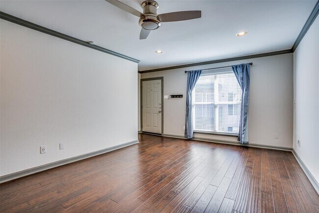 4520 Holland Ave-Unit -208 in Dallas, TX - Foto de edificio - Building Photo