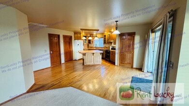 5216 Ridge Dr NE in Tacoma, WA - Building Photo - Building Photo