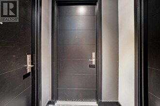 488 University Ave in Toronto, ON - Building Photo - Building Photo