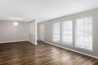 2320 Shadowdale Dr, Unit 296 in Houston, TX - Building Photo - Building Photo